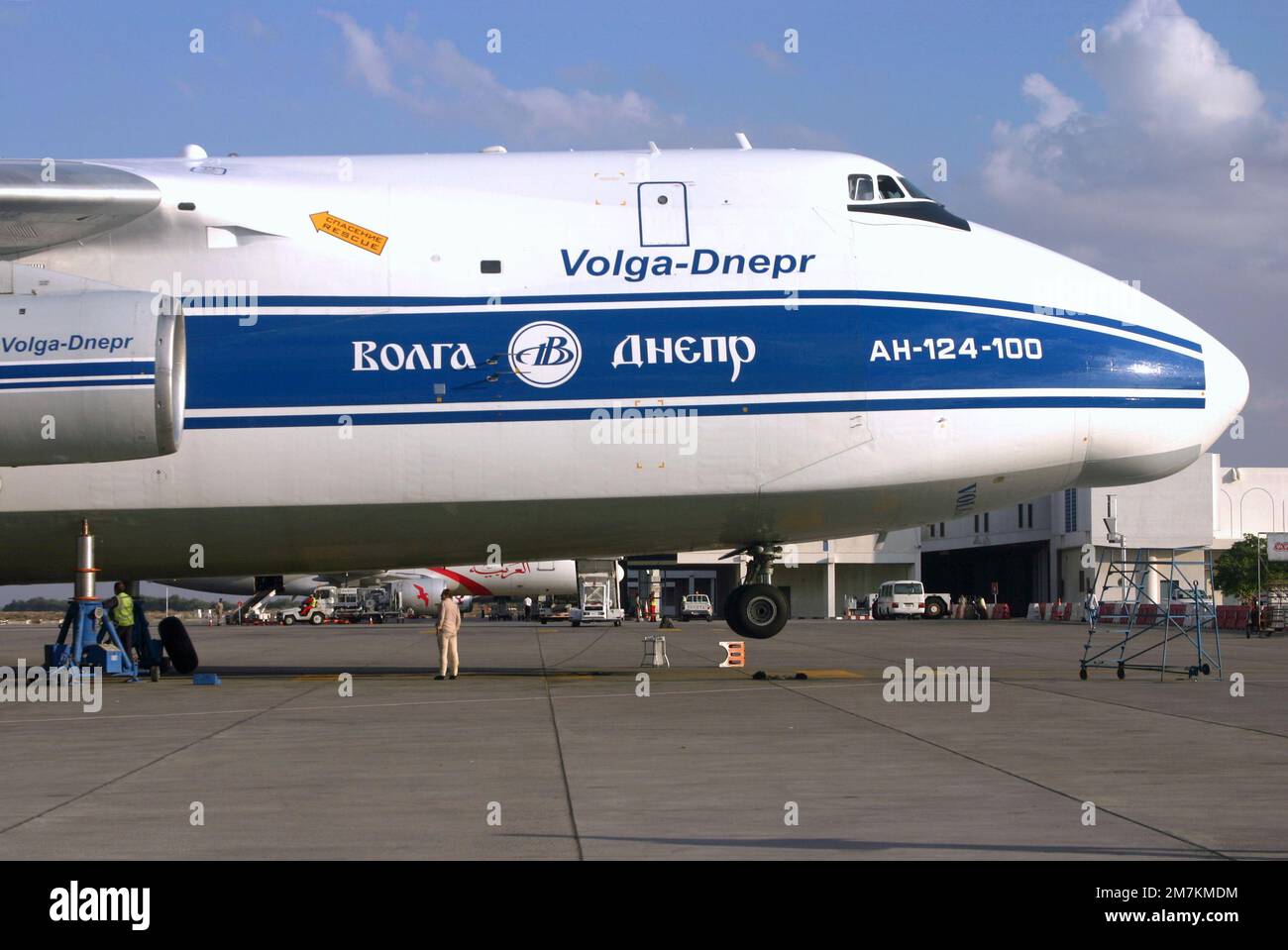 Antonov AN-124-100 Ruslan di Volga-Dnepr Airlines su prese per la manutenzione a Sharjah UAE Foto Stock