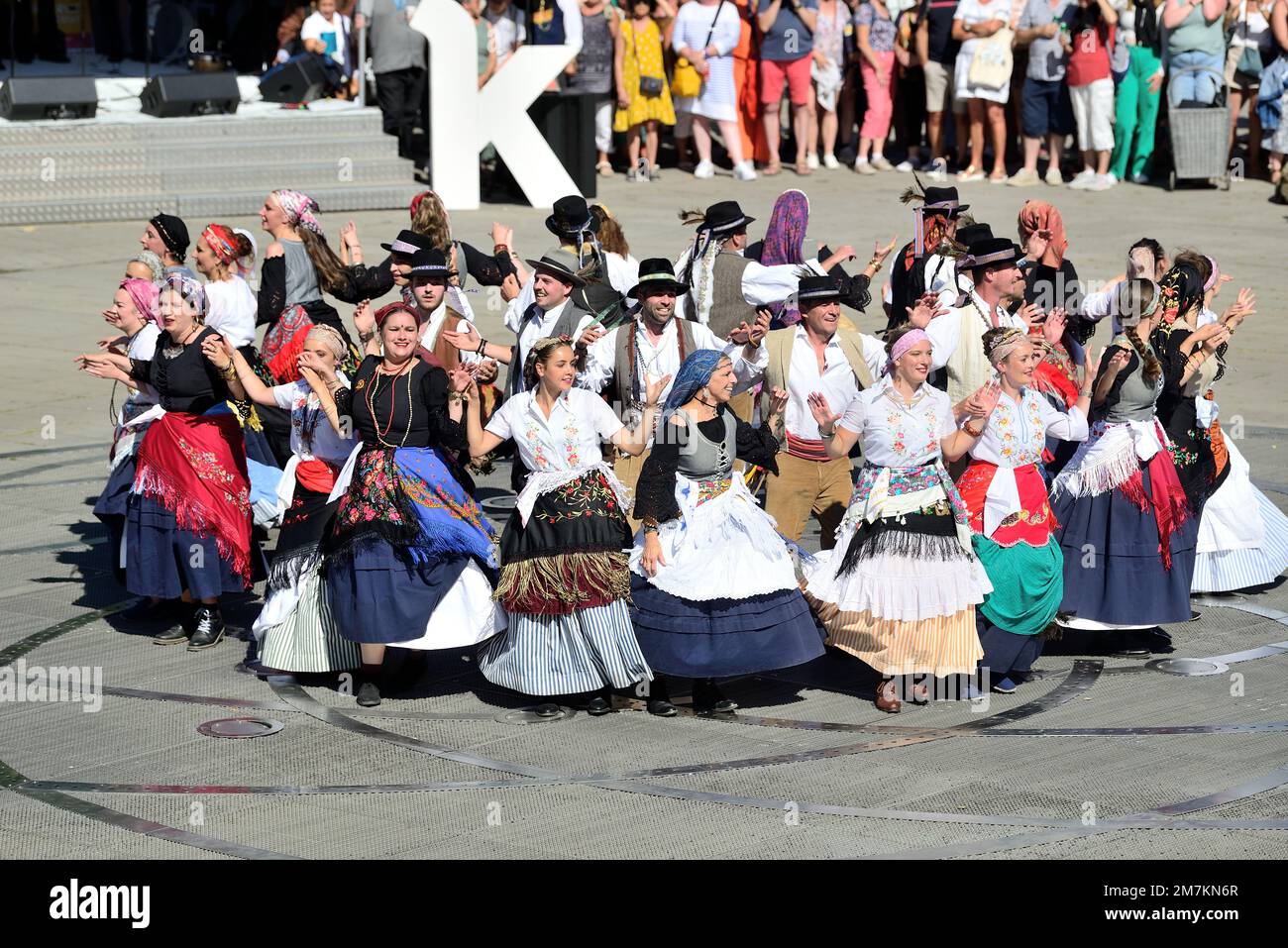 51st Festival Interceltico di Lorient (Bretagna nord-occidentale Francia): La Grande Parata il 7 agosto 2022, con danza celtica di fronte al Grand Theatre Foto Stock