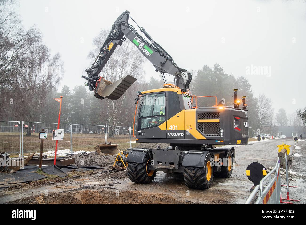 Lavori stradali su una strada stretta a Malmkoping, Svezia Foto Stock