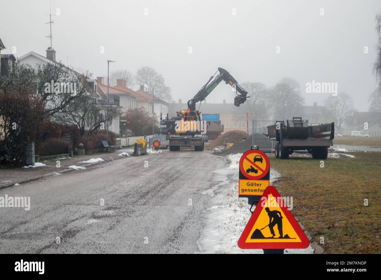 Lavori stradali su una strada stretta a Malmkoping, Svezia Foto Stock