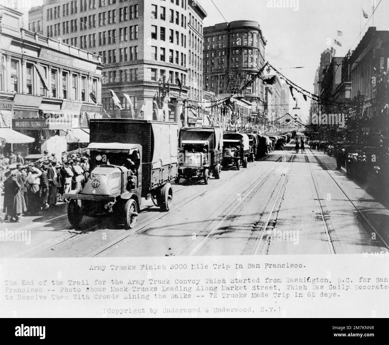 DA-SN-03-03503. [Complete] Scene Caption: Army Trucks Finish 3000 Mile Trip a San Francisco. La fine del Sentiero per il convoglio di camion dell'esercito che ha iniziato dal Distretto di Washington della Columbia per San Francisco. LA FOTO mostra Mack Trucks che conduce lungo Market Street, che è stato decorato per riceverli con la folla che costeggia le passeggiate 72 Trucks fatto il viaggio in 62 giorni. Per testare la fattibilità del movimento di uomini e attrezzature in tutto il paese, il 7th luglio, l'esercito degli Stati Uniti, sotto il comando del tenente colonnello Charles W. McClure, Army Motor Transport Corps, ha guidato 65 camion e altri veicoli, per un totale Foto Stock