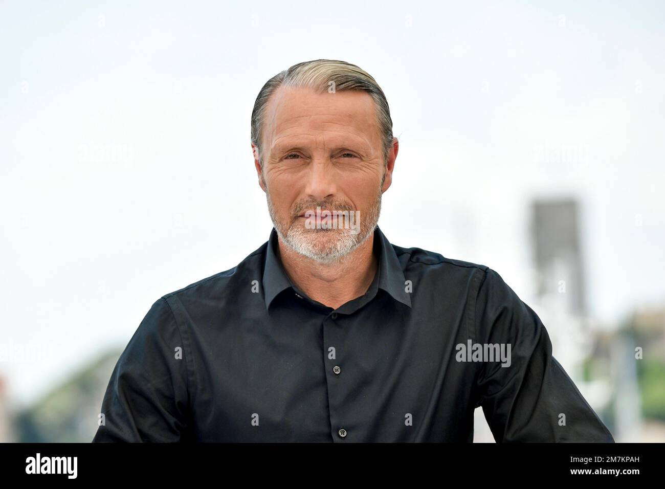 Attore Mads Mikkelsen in posa durante una fotocall in occasione del Festival di Cannes il 26 maggio 2022 Foto Stock