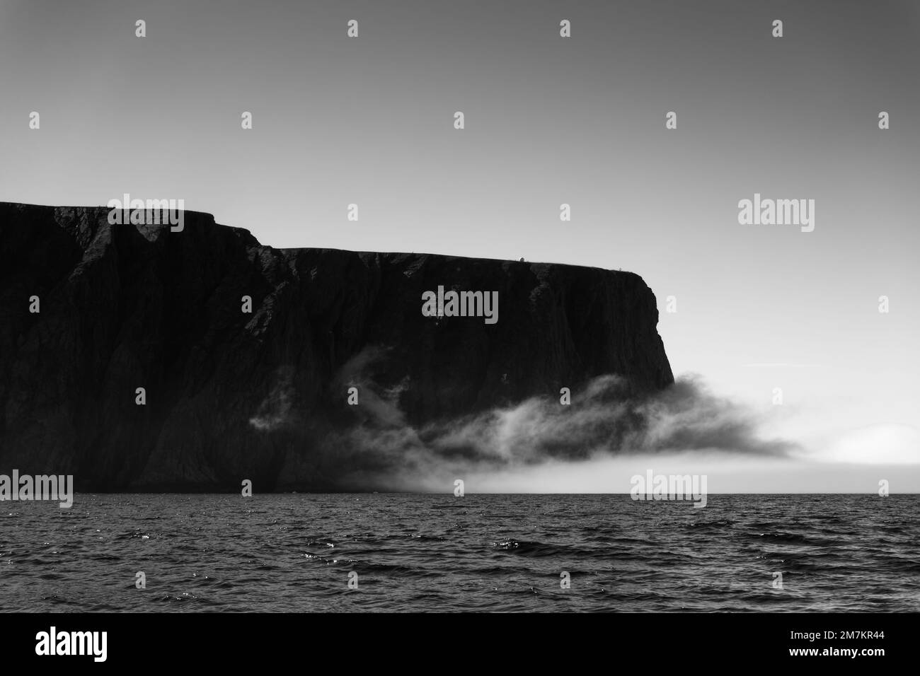 La punta più settentrionale d'Europa, la grande scogliera rocciosa di North Cape o Nordkapp, il giorno d'estate, con la drammatica nebbia marina che si innalza sull'isola di Mageroya a Finnmark in Foto Stock