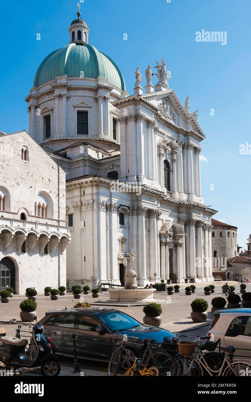 Duomo Brescia, vista in estate del C17th nuovo Duomo in Piazza Paolo VI, Brescia, Lombardia, Italia Foto Stock