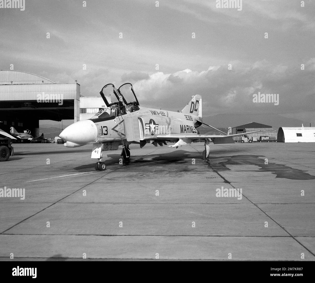 Vista frontale sinistra di un aeromobile F-4B Phantom II sulla linea di volo. L'aeromobile è assegnato a Marine Fighter Attack Squadron 122 (VMFA-122). Base: Marine Corps Air Station El Toro Stato: California (CA) Paese: Stati Uniti d'America (USA) Foto Stock