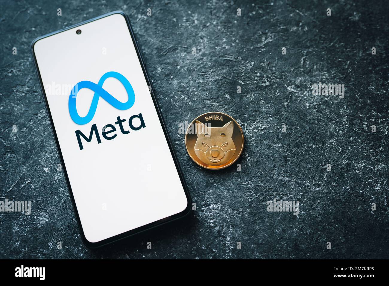 Moneta criptata Shiba Inu e logo Meta sullo schermo del telefono. Token SHIB e il metaverse. Criptovaluta MSHIBA o Meta Shiba. Swansea, Regno Unito - 3 gennaio 2023. Foto Stock