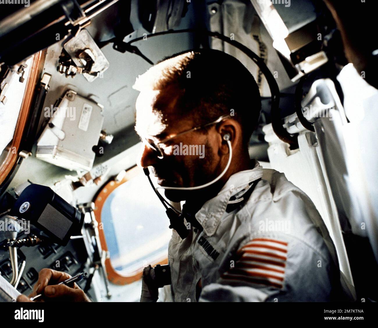 L'astronauta Walter Cunningham, pilota lunare dell'Apollo 7, scrive con una penna spaziale mentre esegue le attività di volo il nono giorno della missione Apollo 7. Una rivista di film Hasselbald da 70 mm galleggia appena sopra la mano destra di Cunningham nell'ambiente a gravità zero della navicella spaziale. Paese: Sconosciuto Foto Stock L'astronauta Walter Cunningham, pilota lunare dell'Apollo 7, scrive con una penna spaziale mentre esegue le attività di volo il nono giorno della missione Apollo 7. Una rivista di film Hasselbald da 70 mm galleggia appena sopra la mano destra di Cunningham nell'ambiente a gravità zero della navicella spaziale. Paese: Sconosciuto Foto Stock