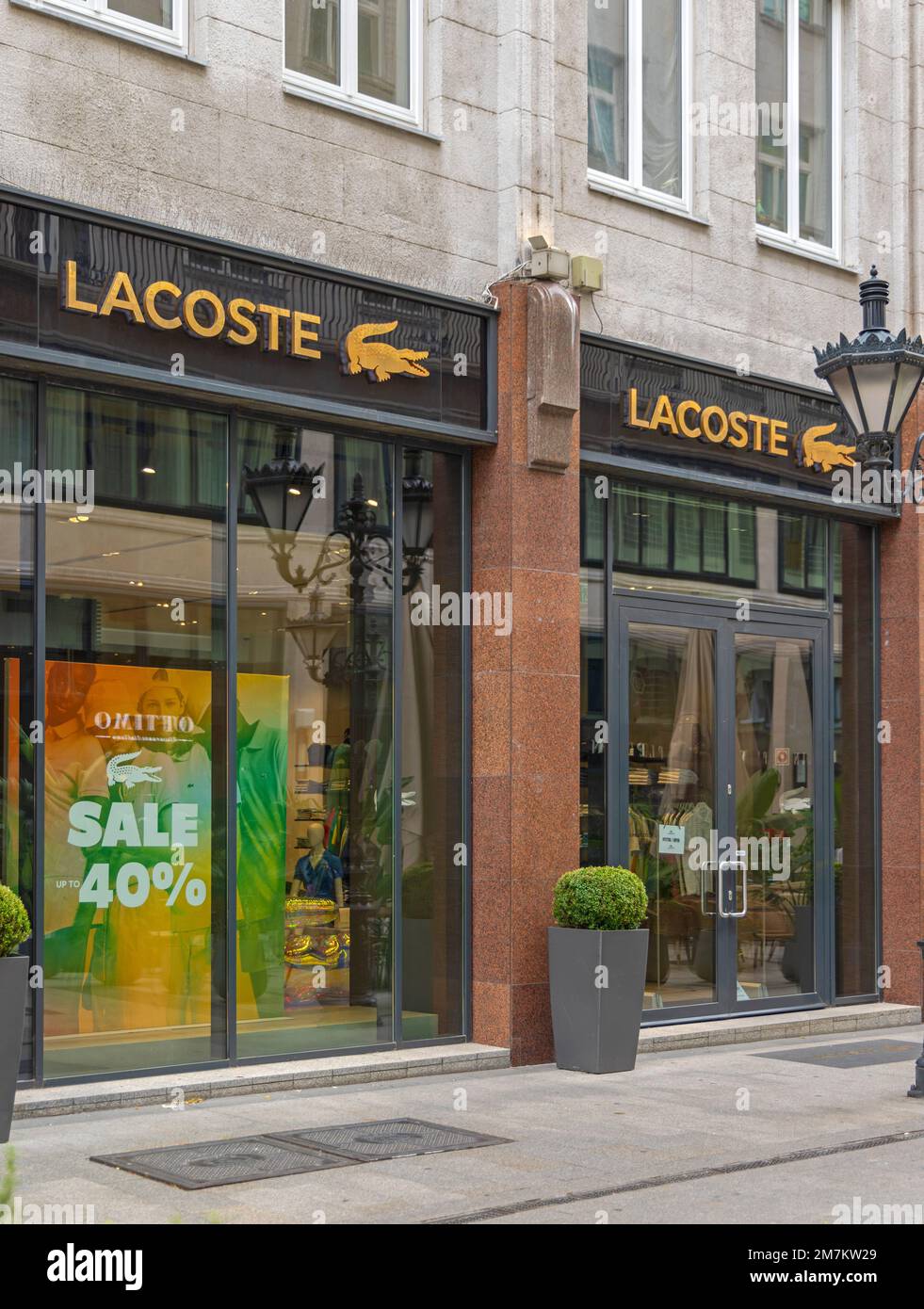 Budapest, Ungheria - 31 luglio 2022: Vendita estiva al Lacoste Shop Fashion  Street nel centro della capitale Foto stock - Alamy