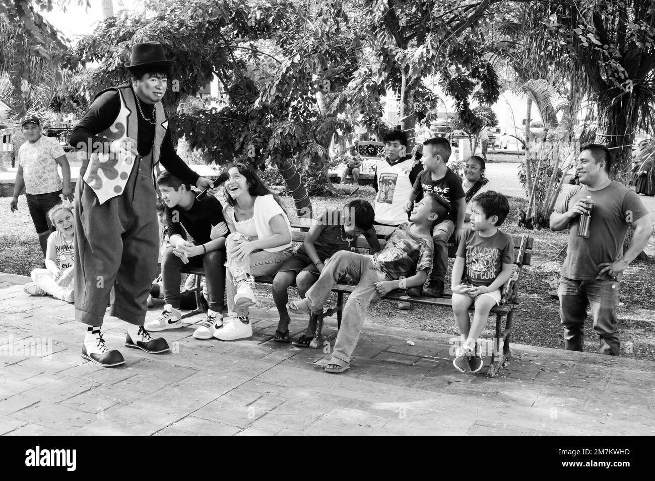 Clown intrattiene i bambini nella piazza principale di Tizimin, Yucatan, Messico Foto Stock