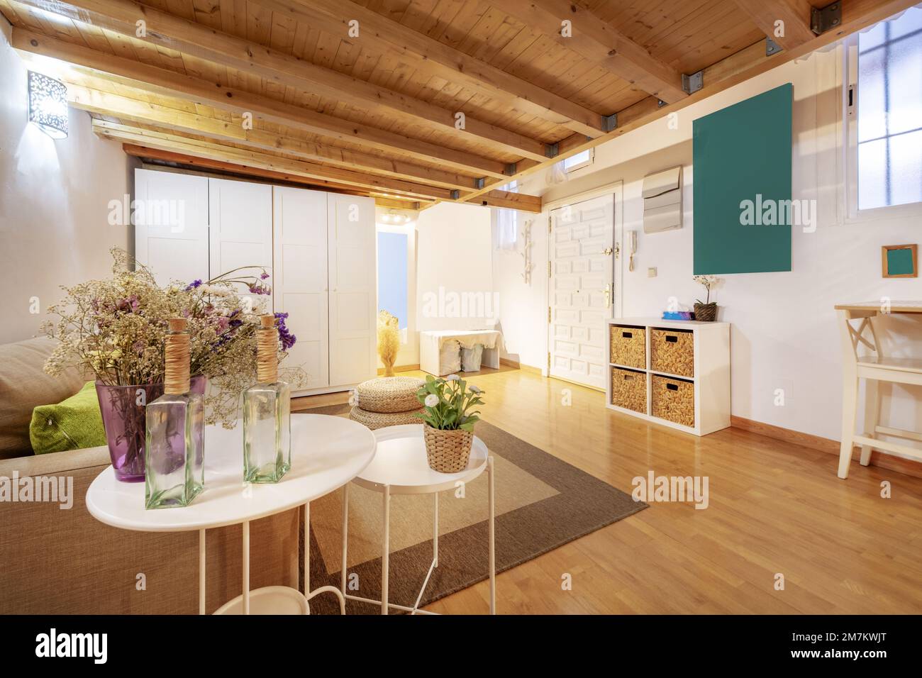 Appartamento loft con pannelli in legno di pino e mobili bianchi al piano terra Foto Stock