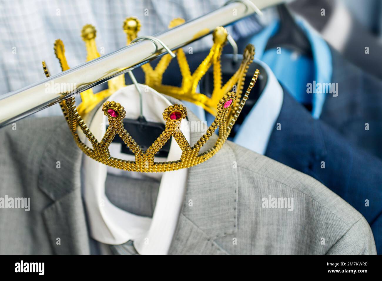 Tuta da lavoro con una corona d'oro appesa su un appendiabiti Foto Stock