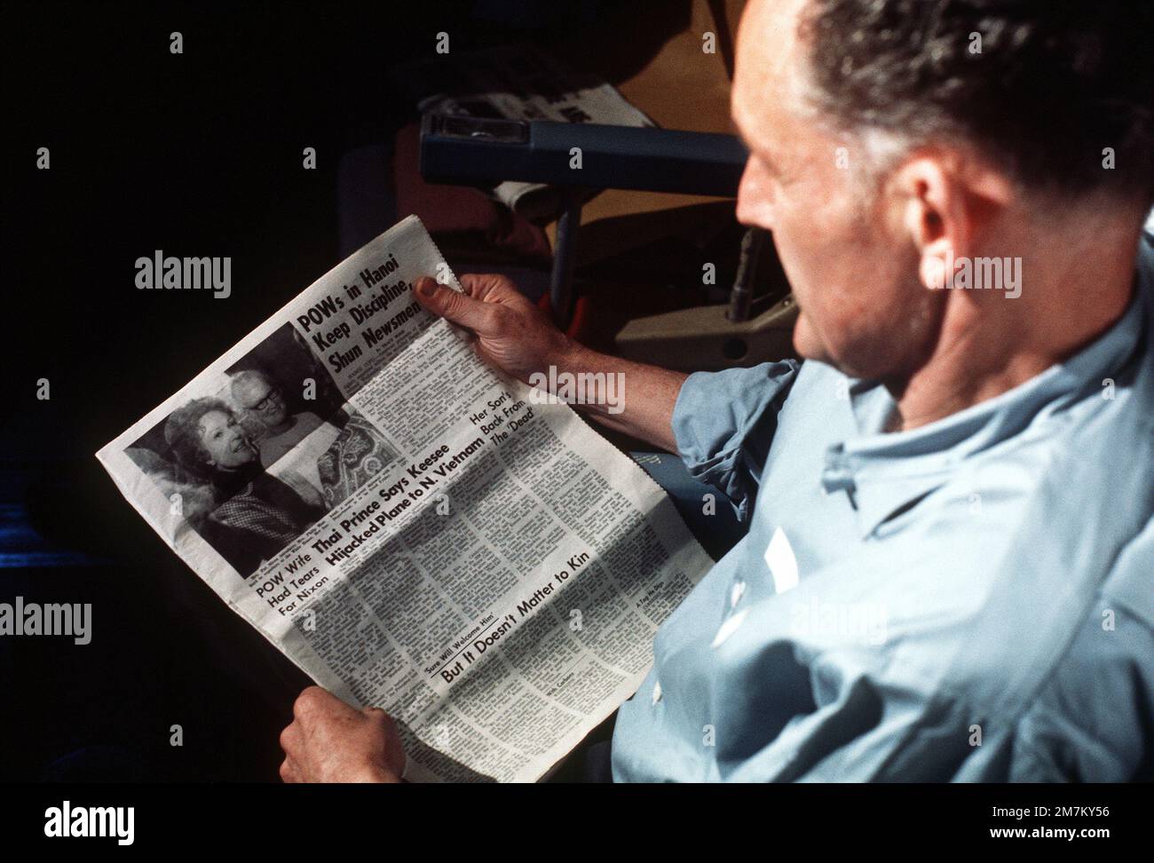Phillip Manhard legge un giornale Star and Stripes dopo il suo recente rilascio da un campo di prigionia di guerra. Base: Hanoi Nazione: Viet Nam (VNM) Foto Stock