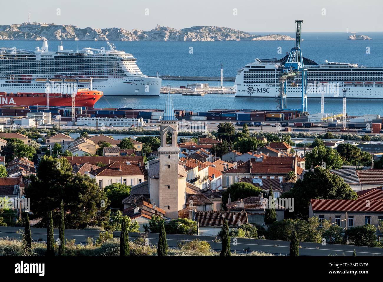 Marsiglia (Francia sud-orientale): Navi da crociera lungo la banchina nel  grande porto marittimo di Marsiglia (GPMM), terminal delle navi da crociera  Marseille Provence, MPCT Foto stock - Alamy