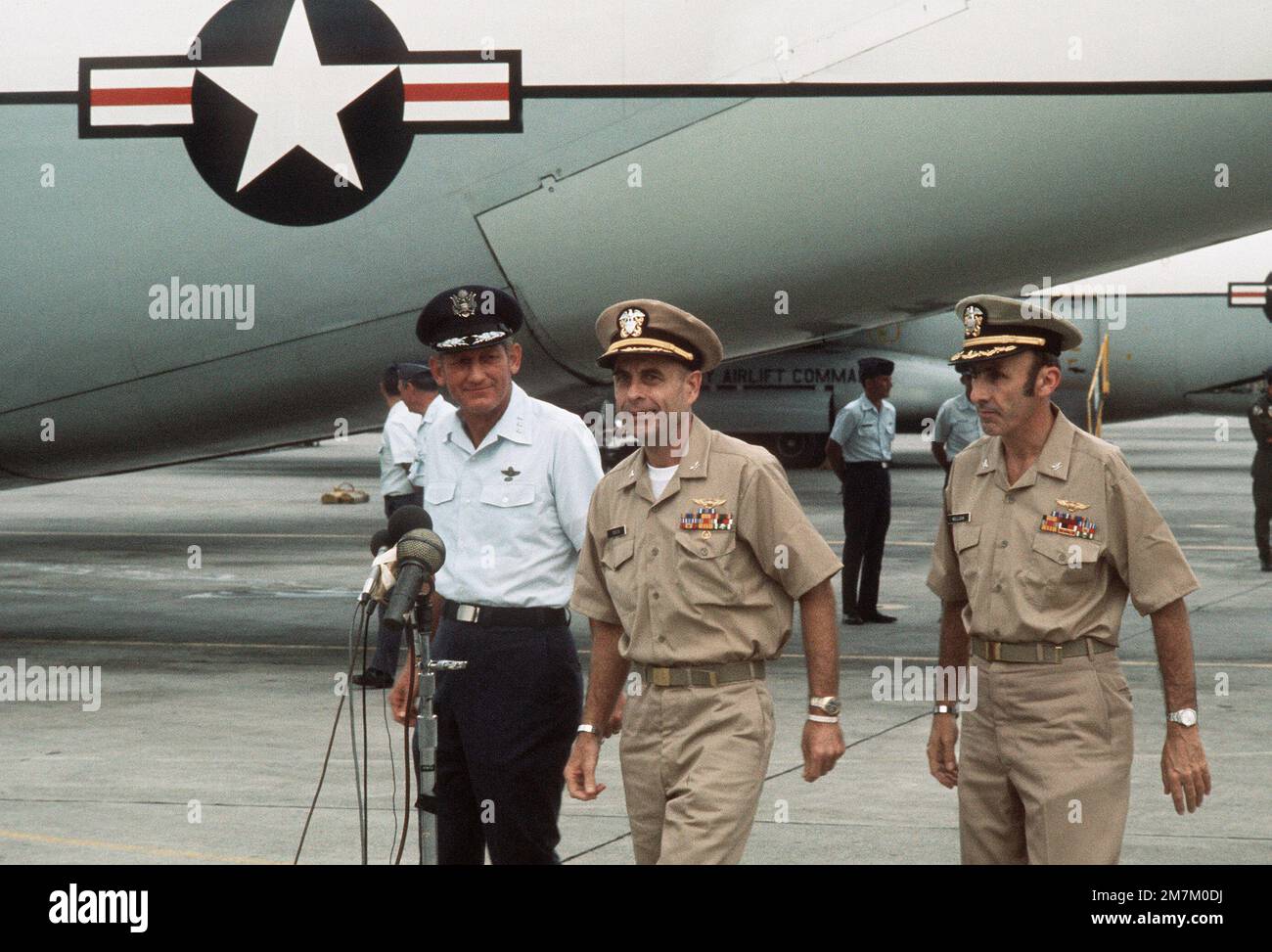 POW restituiti negli Stati Uniti Navy CPT Jeremiah Andrew Denton (a sinistra), (catturato il 18 luglio 65) e Navy CPT James Alfred Mulligan, (catturato il 20 marzo 66) insieme a 13th Air Force Commander, LGEN William G. Moore si avvicina ai microfoni sulla linea di volo per un discorso di addio prima di salire a bordo del C-141 Starlifter per il viaggio da Clark AB agli stati Uniti. Sia Denton che Mulligan sono stati rilasciati dal nord vietnamita ad Hanoi il 12 febbraio 73 ad Hanoi. Subject Operation/Series: HOMECOMING base: Clark Air base state: Luzon Paese: Filippine (PHL) Foto Stock