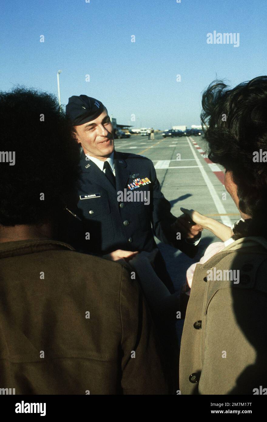 Ex POW e Stati Uniti Kevin Joseph McManus parla alla stampa dopo il suo arrivo dalla base aerea Clark, Filippine. CPT McManus è stato catturato il 14 giugno 67 e rilasciato dal Vietnam del Nord ad Hanoi il 12 febbraio 73. Subject Operation/Series: HOMECOMING base: Travis Air Force base Stato: California (CA) Paese: Stati Uniti d'America (USA) Foto Stock