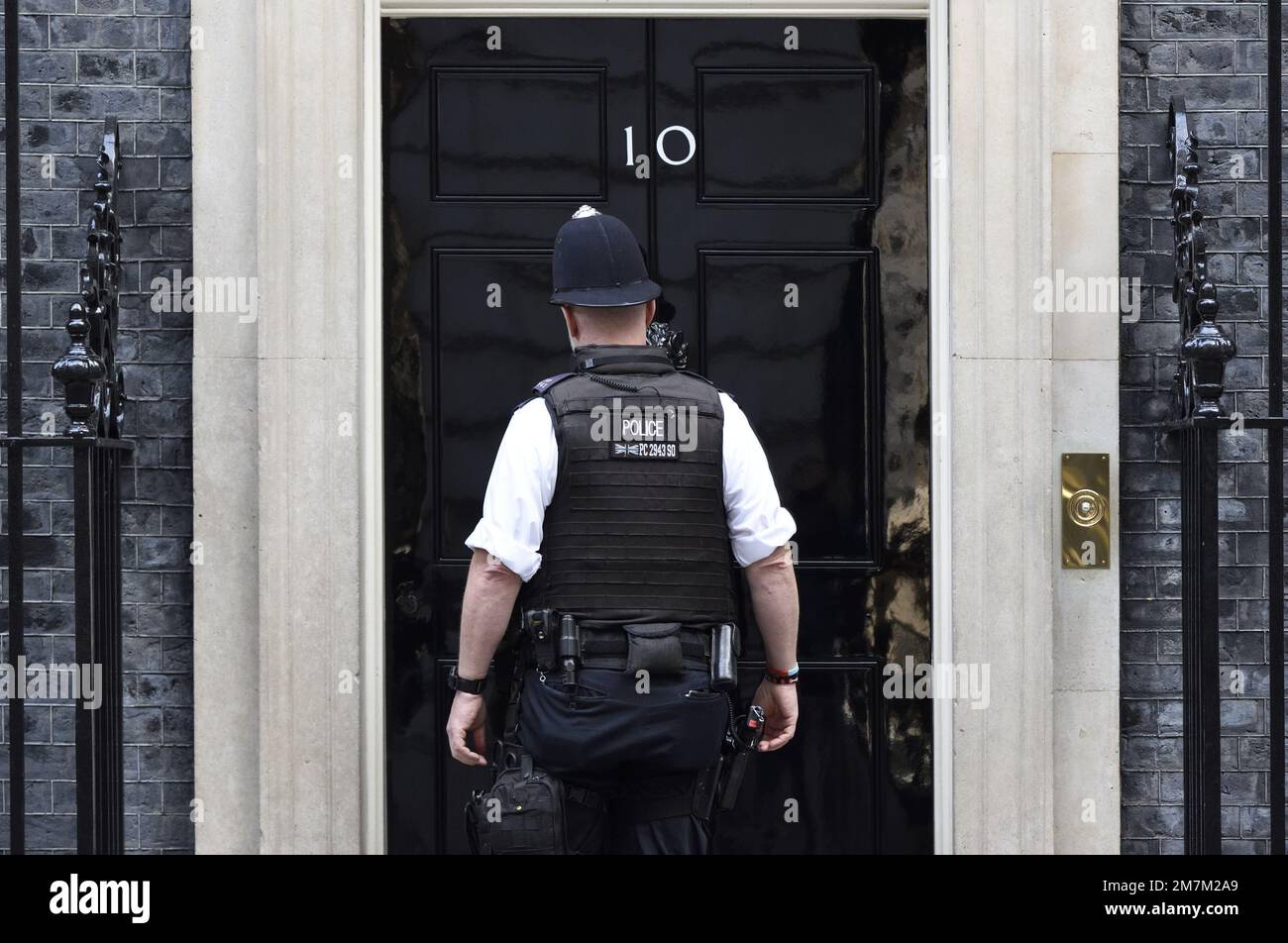 Londra, Inghilterra, Regno Unito. Poliziotto maschio alla porta di 10 Downing Street Foto Stock