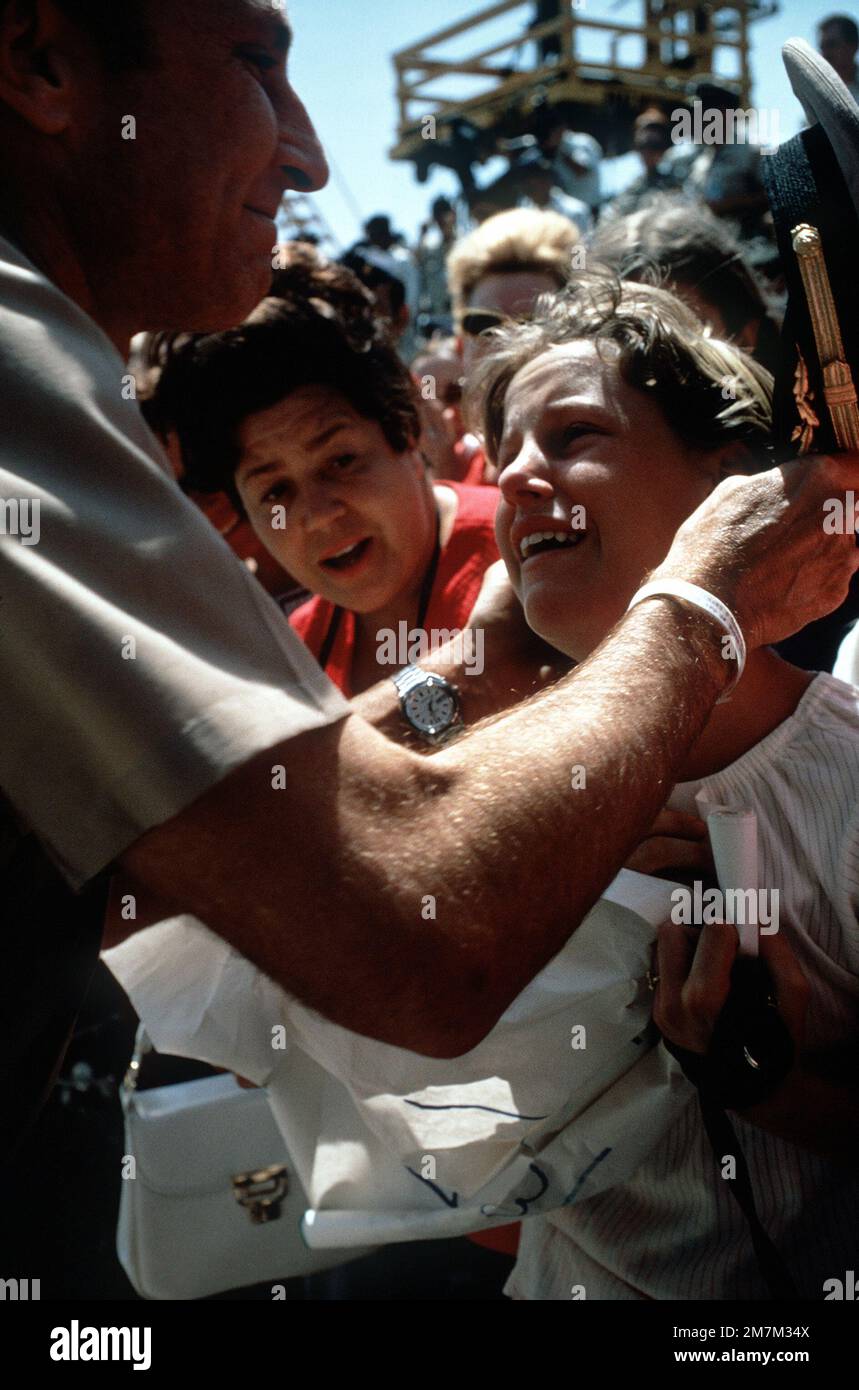 Ex-POW e USA Il CMDR della Marina Richard D. Mullins (catturato il 5 gennaio 67) riceve un addio emotivo da Debbie Davis, figlia di MSGT Roy Davis assegnata al 405th TFS. È stata una delle molte bravissime parrucche che sono venute a dire Arrivederci come MULLINS CMDR lascia per gli Stati Uniti. Subject Operation/Series: HOMECOMING base: Clark Air base state: Luzon Paese: Filippine (PHL) Foto Stock