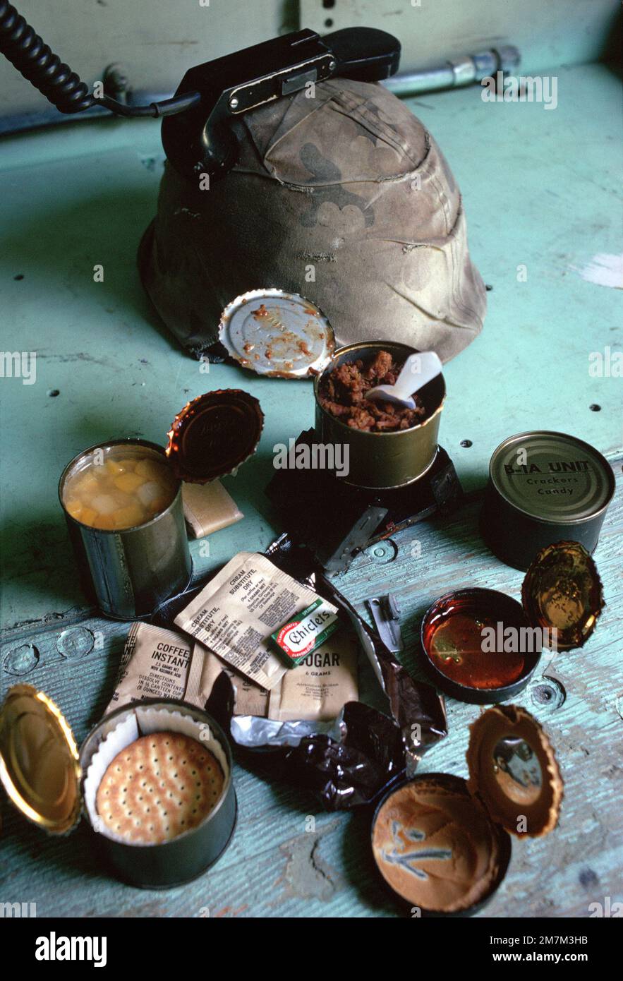 Una vista di alcune delle C-razioni su cui si mangiano i fanti durante gli esercizi di addestramento sul campo. Paese: Sconosciuto Foto Stock