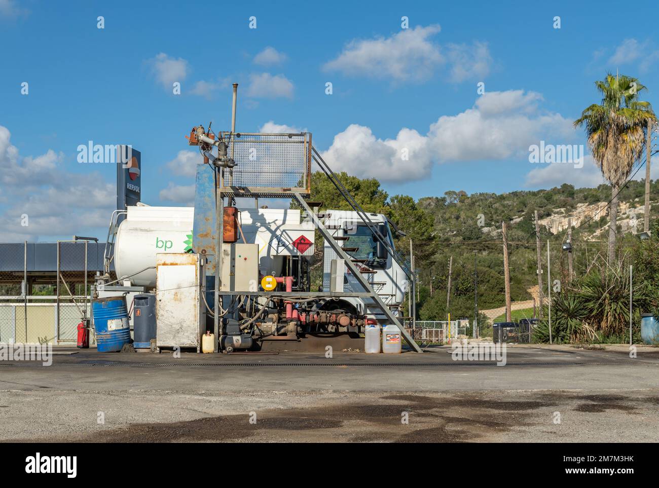 Felanitx, Spagna; gennaio 04 2023: Camion di rifornimento della multinazionale BP, parcheggiato in un parco industriale. Isola di Mallorca, Spagna Foto Stock