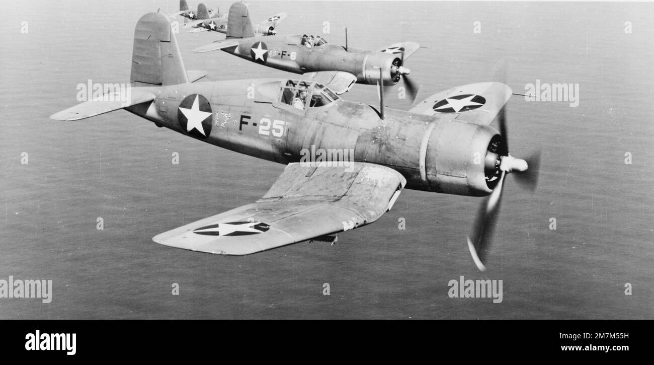 Foto d'epoca circa 1943 di aerei da combattimento Corsair American Vought F4U sull'oceano Pacifico durante la seconda guerra mondiale Foto Stock