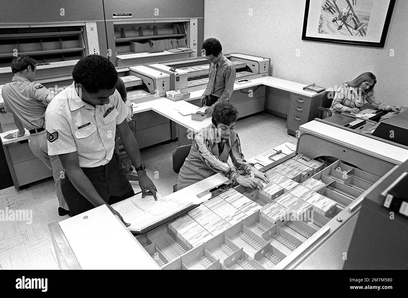 Cinque persone lavorano nei file negli Stati Uniti Air Force 1361st PHOTO Squadron Still Depository su Fern Street. Base: Arlington Stato: Virginia (VA) Nazione: Stati Uniti d'America (USA) Foto Stock