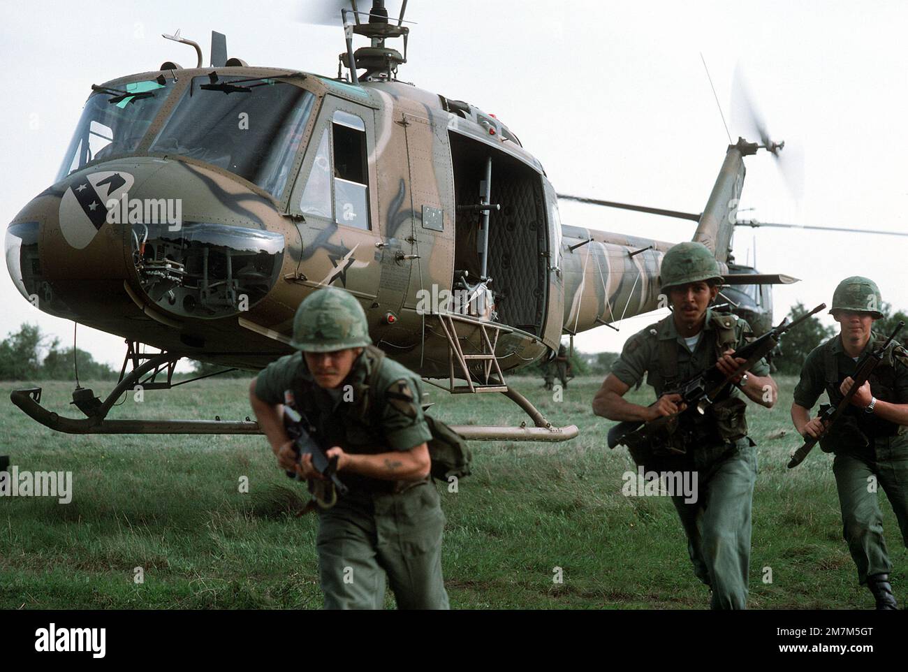 I membri della 1st Divisione Cavalleria schierano da UH-1H elicotteri Iroquois durante un esercizio. Paese: Sconosciuto Foto Stock