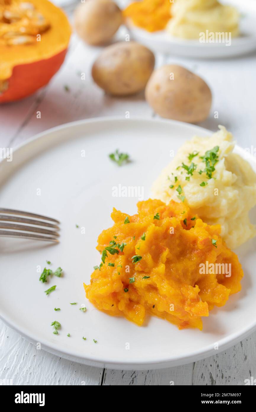 Contorni senza glutine purè come zucca o purè di zucca e purè di patate su un piatto per cena o pranzo su sfondo bianco Foto Stock