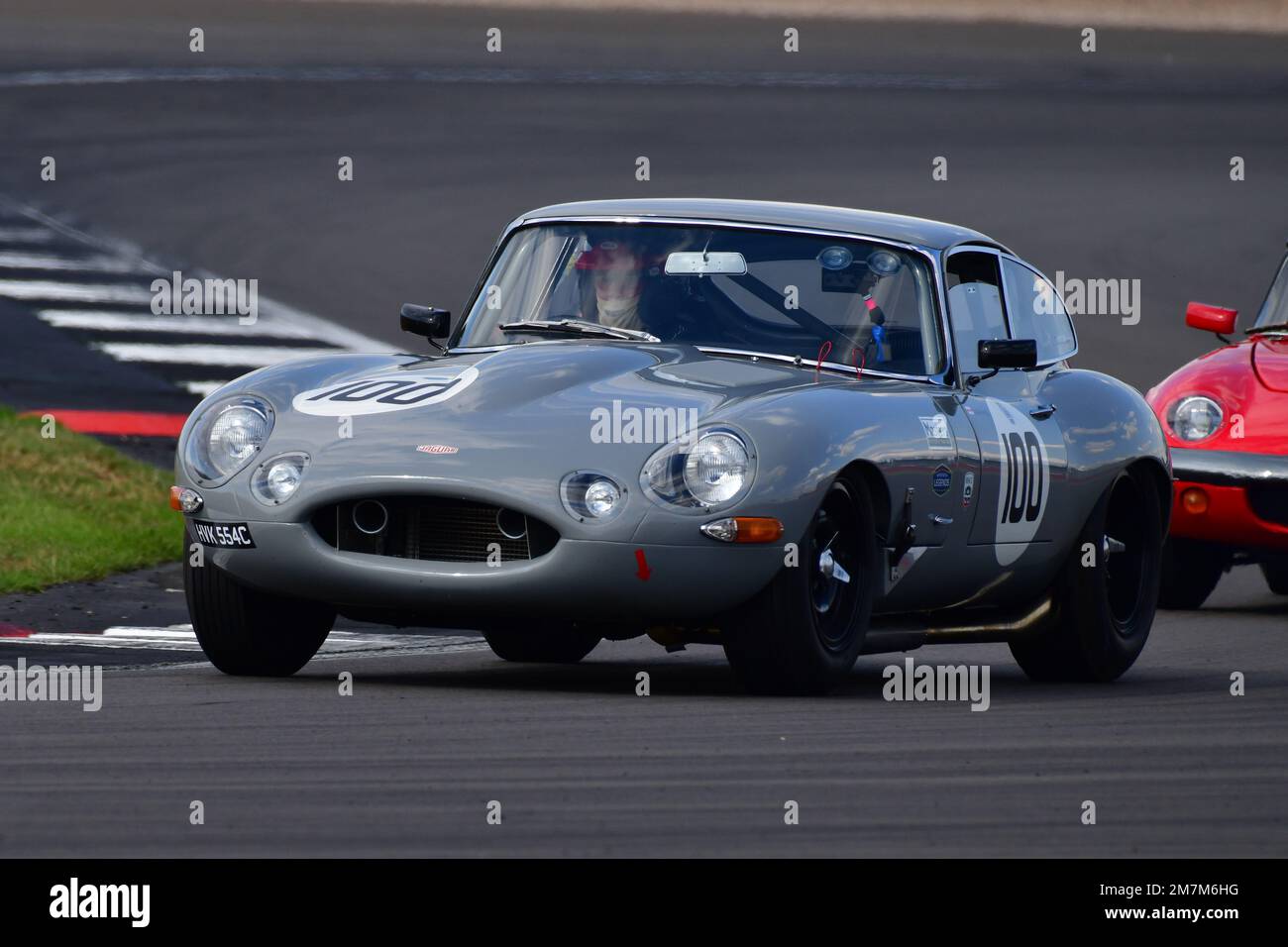 Louis Bracey, Jaguar e-Type, Masters Historic Racing, International Trophy per Classic GT Cars Pre ’66, una gara di cinquanta minuti con un pitstop obbligatorio Foto Stock