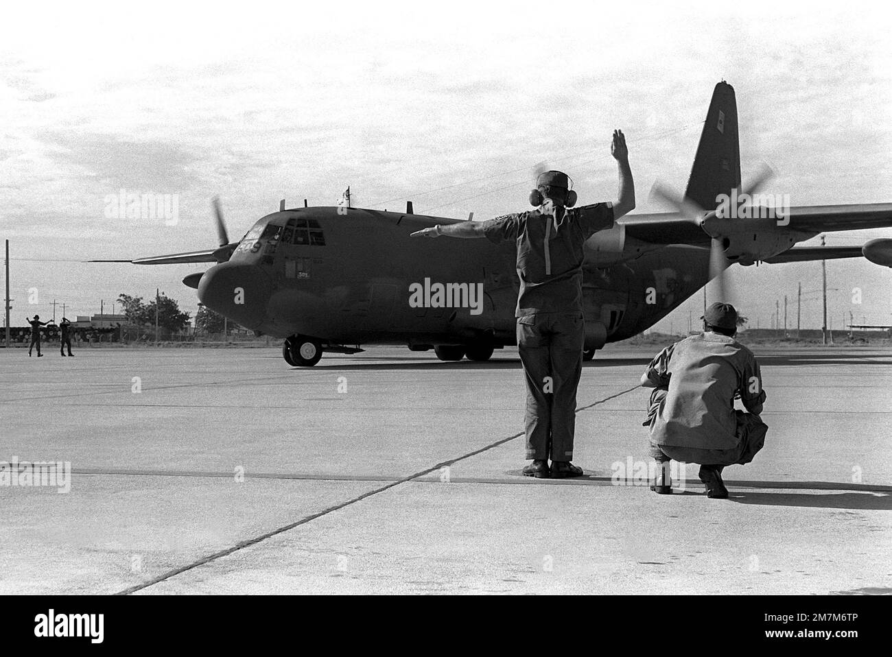 Un equipaggio di terra dirige un aereo AC-130A Hercules per prendere un taxi. Cinque AC-130A rimanenti del 16th Special Operations Squadron sono in fase di ridistribuzione dalla Thailandia agli Stati Uniti. Base: Korat Royal Thai Air Force base Paese: Thailandia (THA) Foto Stock