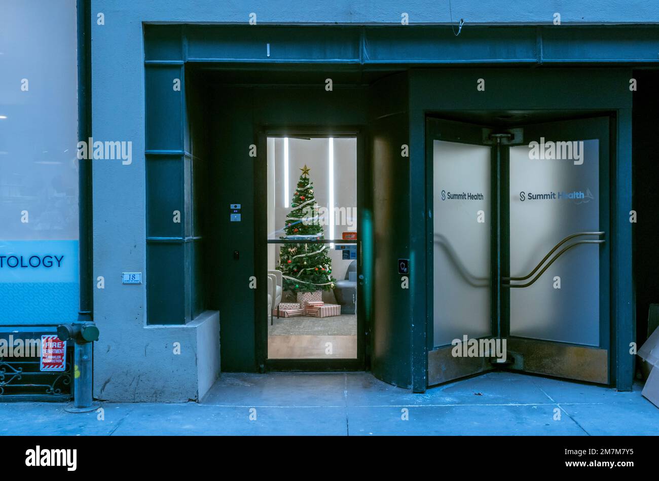 Un albero di Natale si trova nella lobby di un Summit Health Medical Practice a Chelsea a New York Lunedi, 2 gennaio 2023. VillageMd ha recentemente stipulato un accordo per acquisire Summit Health-CityMD in un accordo da $8,9 miliardi di dollari. (© Richard B. Levine) Foto Stock