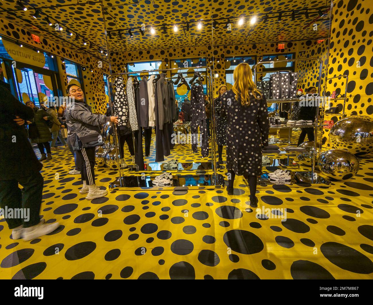 Sabato 7 gennaio 2023 le folle si affollano al negozio Louis Vuitton nel quartiere Meatpacking di New York per curiosare e acquistare abbigliamento e accessori dalla collaborazione Yayoi Kusama con il marchio. (© Richard B. Levine) Foto Stock