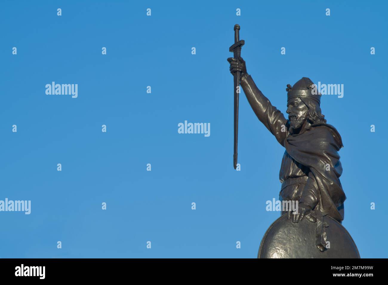 Vista laterale della statua di bronzo di Re Alfred il Grande che tiene Una spada verso il basso, Broadway, Winchester, Regno Unito Foto Stock