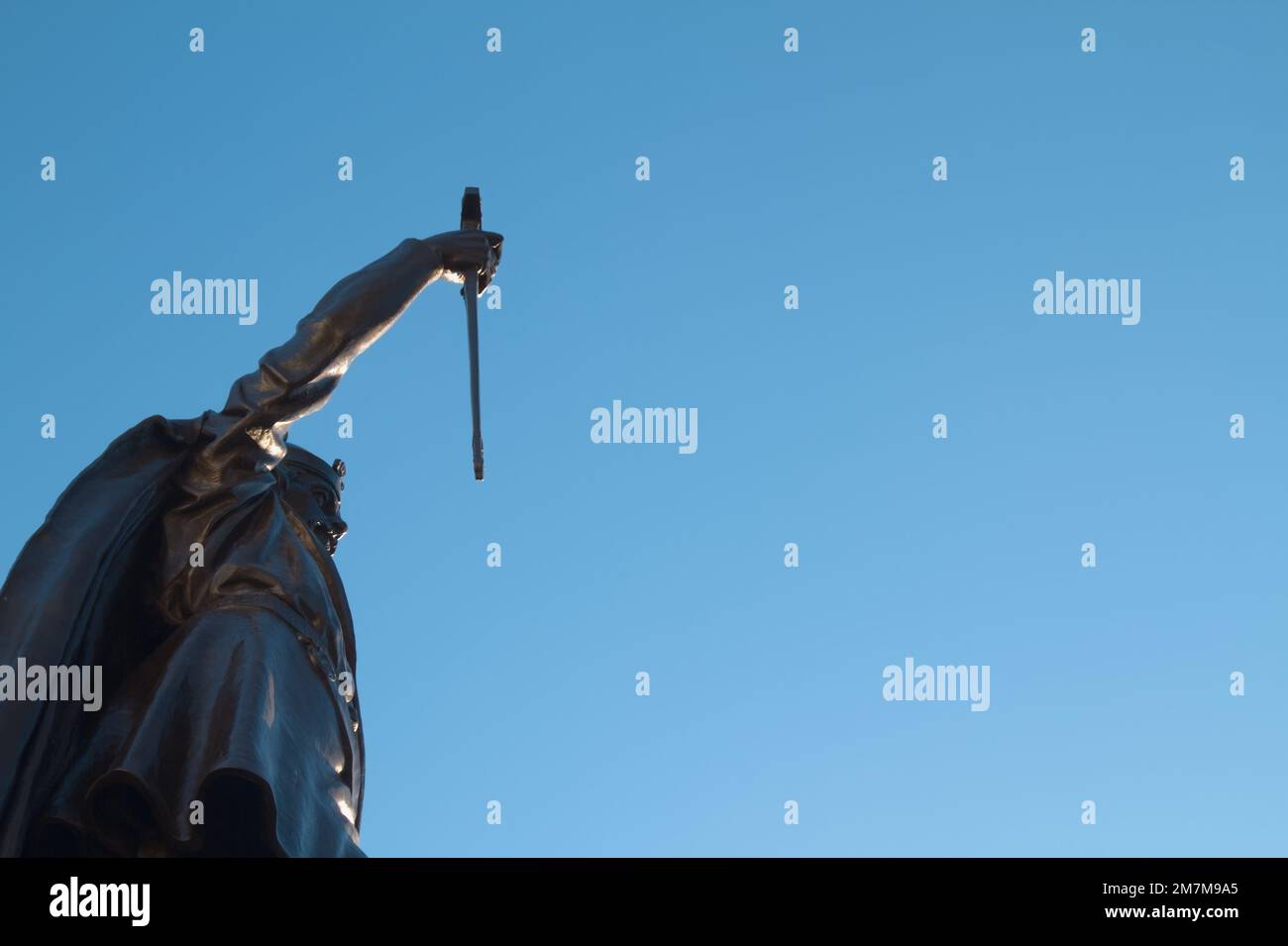 Guarda la statua di bronzo del re Alfred The Great Holding A Sword verso il basso, Broadway, Winchester, Regno Unito Foto Stock