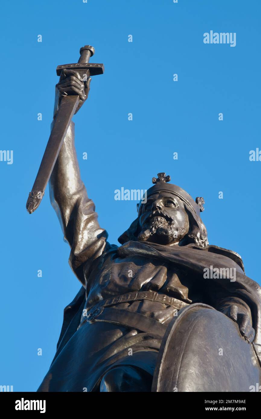 Guarda la statua di bronzo del re Alfred The Great Holding A Sword verso il basso, Broadway, Winchester, Regno Unito Foto Stock