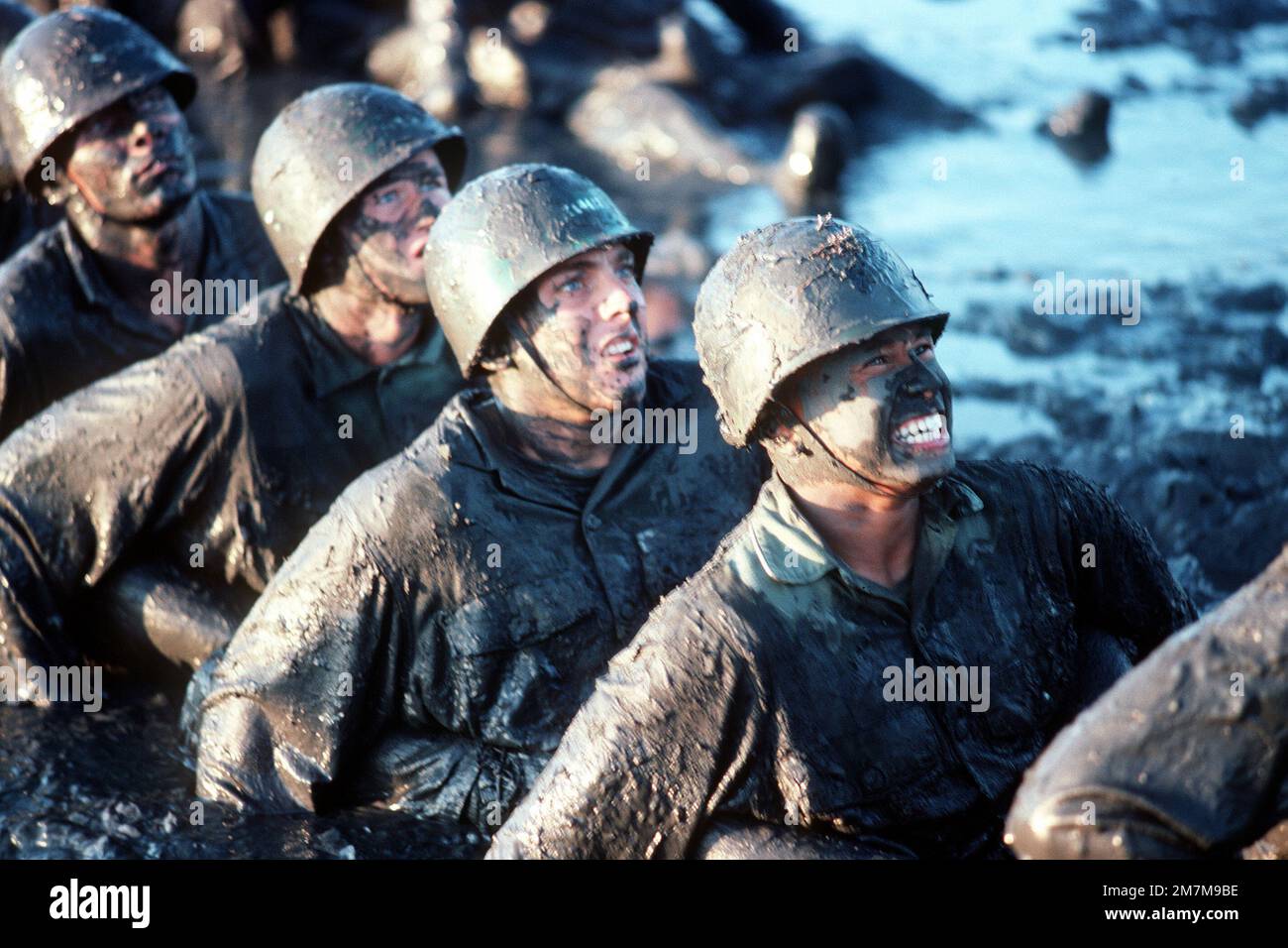 NEGLI STATI UNITI Navy Basic Underwater Demolition/Sea-Air-Land (SEAL) (BUD/S) gli apprendisti lottano in una fossa di fango durante un esercizio di "settimana dell'inferno". La fase i della formazione BUD/S si conclude con la "settimana dell'inferno", quando le capacità fisiche, emotive e mentali degli studenti vengono testate in condizioni avverse. Base: Naval Amphibious base, Coronado Stato: California (CA) Paese: Stati Uniti d'America (USA) Foto Stock