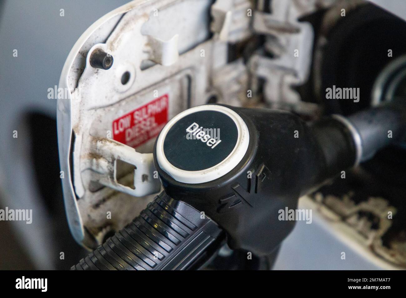 Nahaufnahme vom Betanken eines Autos mit Diesel an einer Aral-Tankstelle Foto Stock