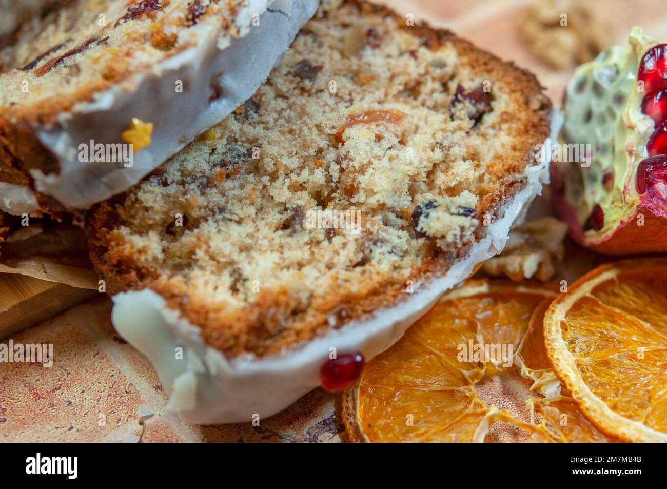 Natale stollen con frutta candita e frutta secca su pergamena. Stollen - tradizionale pane tedesco mangiato durante la stagione natalizia. Stollen on w Foto Stock