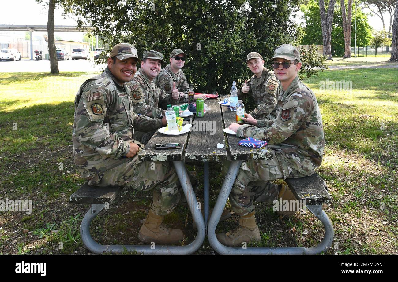 STATI UNITI Gli airmen assegnati a 731st munizioni Squadrone, durante il USO Heads Appreciation BBQ, a Camp Darby, Italia, 05 maggio 2022. USO, è una società americana senza scopo di lucro che fornisce intrattenimento dal vivo, come comici, attori e musicisti, strutture sociali e altri programmi ai membri delle forze armate degli Stati Uniti e alle loro famiglie. Dal 1941, l'USO è stata l'organizzazione leader della nazione per servire gli uomini e le donne nell'esercito statunitense e le loro famiglie, per tutto il loro tempo in uniforme. USO opera in installazioni militari in tutti gli Stati Uniti e in tutti gli Stati Uniti Foto Stock