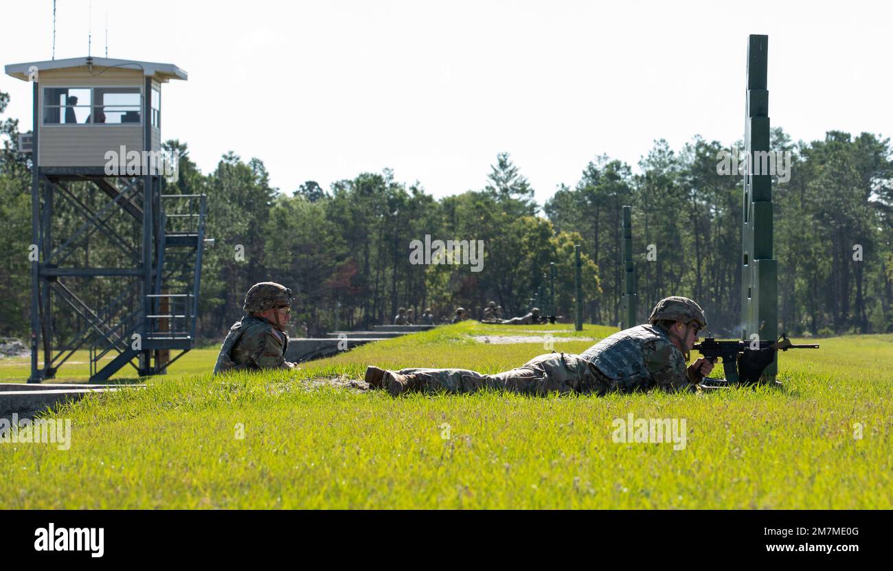 STATI UNITI Keenan Baxter, in rappresentanza della Guardia Nazionale dell'Esercito della Georgia, spara un round durante la parte di azzeramento delle armi del Concorso migliore guerriero su Camp Blanding, Fla., 11 maggio 2022. La competizione regionale dei migliori guerrieri mette in evidenza la letalità, la prontezza e le capacità dei militari nazionali dell'esercito in tutta la regione sudorientale. Foto Stock