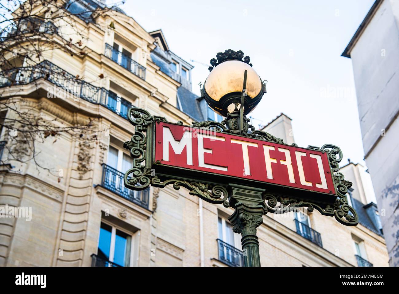 Parigi, Francia - 27 2022 dicembre: Segno della metropolitana Parisien nel centro di Parigi Foto Stock