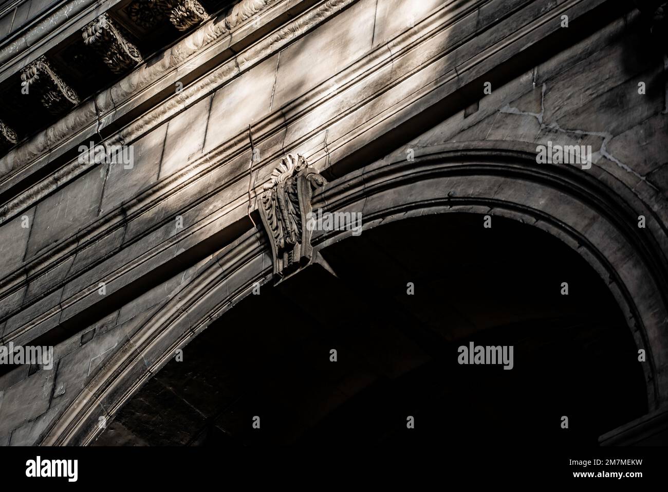 Parigi, Francia - 27 2022 dicembre: Struttura ad arco alla luce del sole nella Cattedrale di St-Sulpice a Parigi Foto Stock