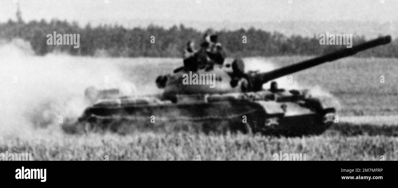 Vista laterale destra di un serbatoio medio T-62 sovietico in movimento. (Immagine substandard). Paese: Sconosciuto Foto Stock