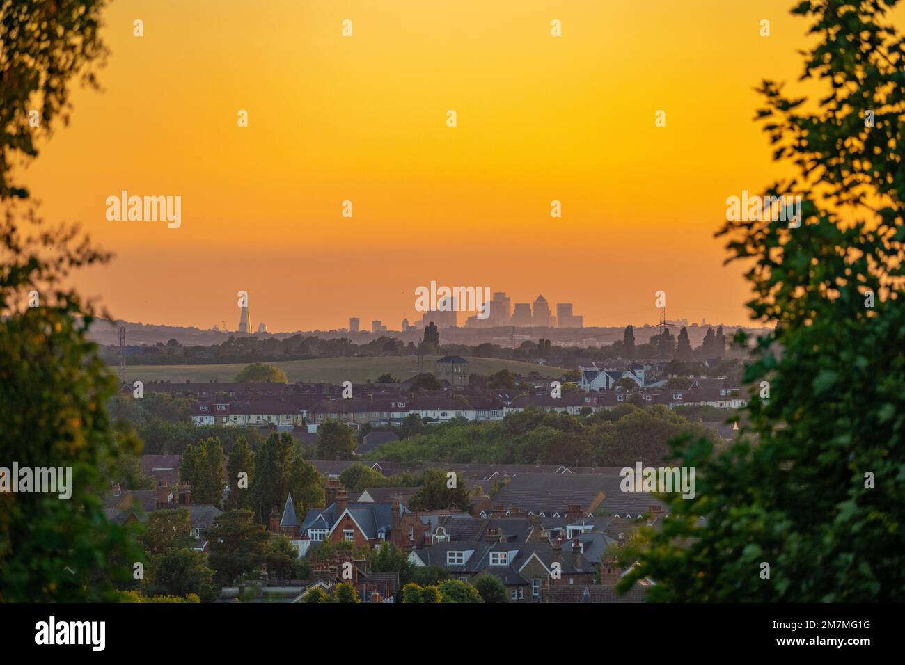 Le torri della città di Londra e London Docklands da Gravsend Kent al tramonto Foto Stock