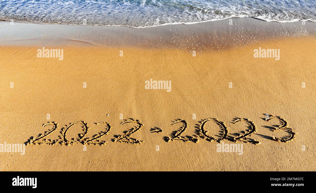 Anno 2022-2023 scritto nella sabbia Foto Stock