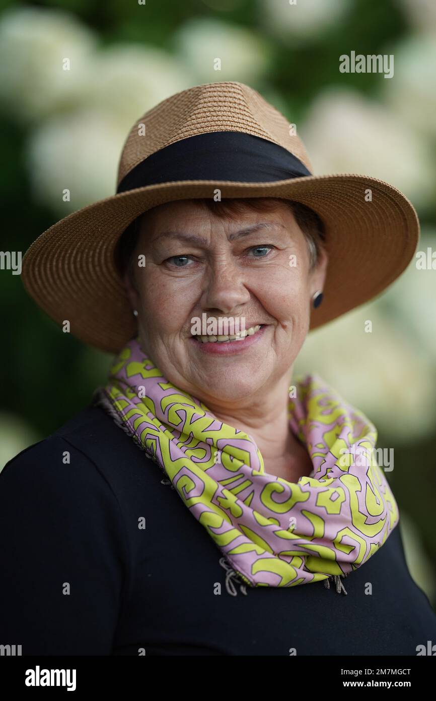 Ritratto di una giovane donna allegra primo piano, una vecchia donna sembra molto giovane, una donna moderna di vecchiaia Foto Stock