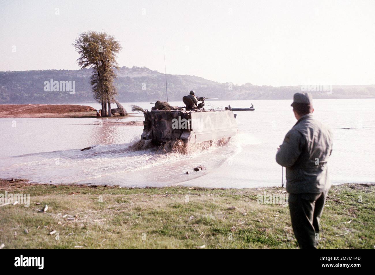 Un vettore di personale blindato (APC) attraversa il fiume Cowhouse durante l'operazione di servizi congiunti Gallant Crew '77. Subject Operation/Series: GALLANT CREW '77 base: Fort Hood Stato: Texas (TX) Paese: Stati Uniti d'America (USA) Foto Stock