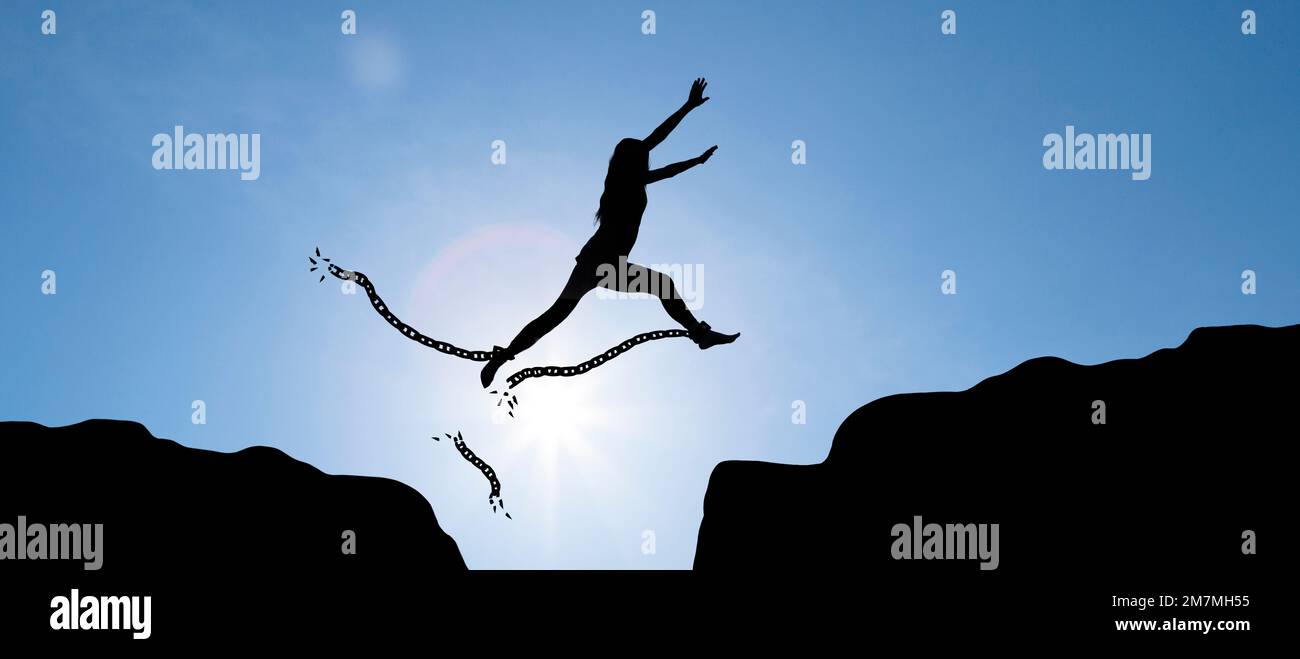 Silhouette di una donna che salta e scacchette scoppiettanti Foto Stock