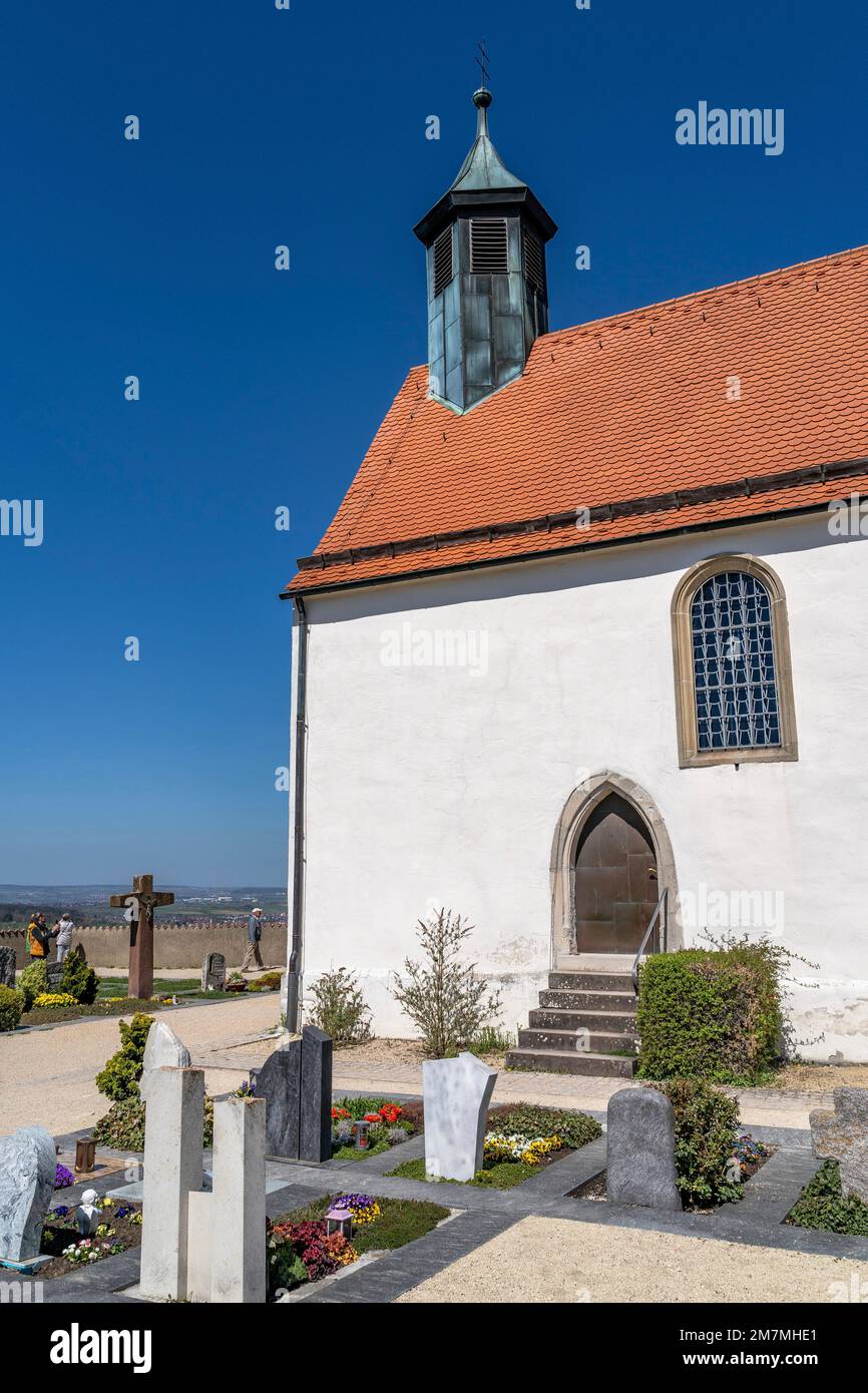 Europa, Germania, Germania meridionale, Baden-Wuerttemberg, regione di Schönbuch, Rottenburg am Neckar, Wurmlinger Cappella con il suo piccolo cimitero Foto Stock
