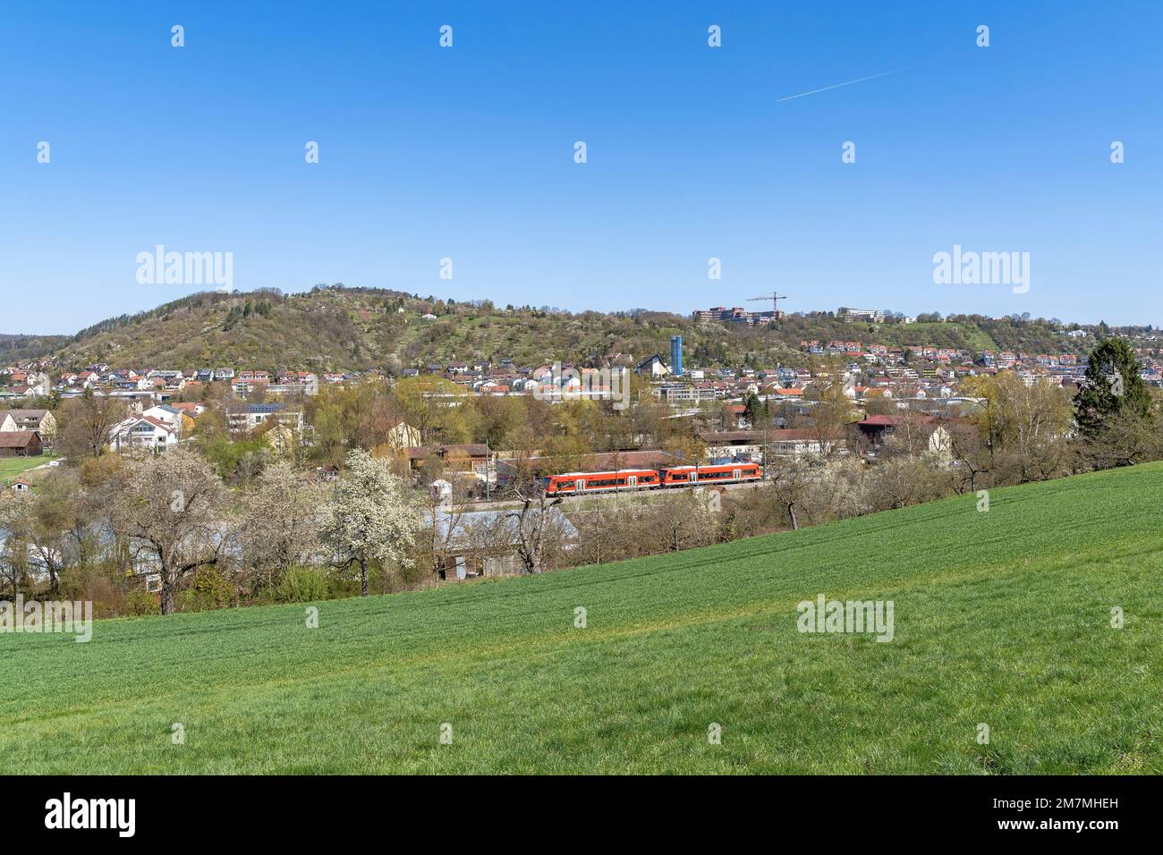 Europa, Germania, Germania meridionale, Baden-Wuerttemberg, regione di Schönbuch, Vista sul prato verso la parte occidentale di Tübingen con un treno suburbano di passaggio Foto Stock