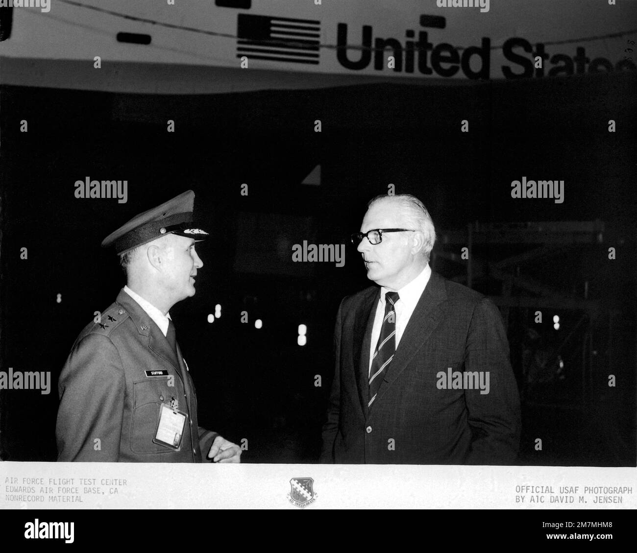 Il Segretario dell'Aeronautica militare John C. Stetson discute dell'impresa di orbiter della navetta spaziale della NASA con il maggiore Generale Thomas P. Stafford, Comandante del Centro di prova del volo dell'Aeronautica militare. Base: Edwards Air Force base Stato: California (CA) Paese: Stati Uniti d'America (USA) Foto Stock